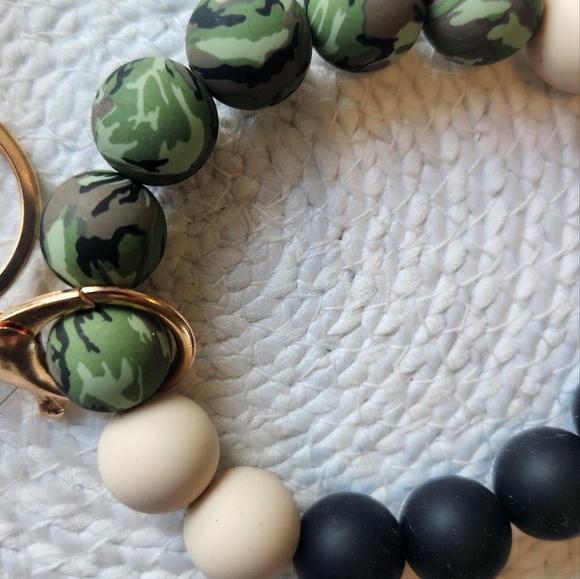 Silicone beaded keychain bracelet BNWOT - Picture 2 of 4